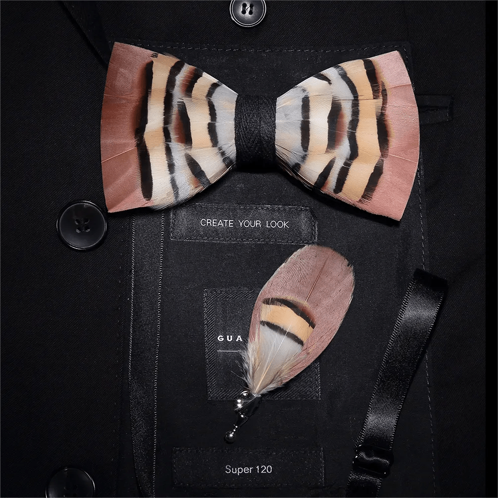 Papillon Genius in piume di cincillà marrone e corallo chiaro con spilla da bavero - Adulto - image 0