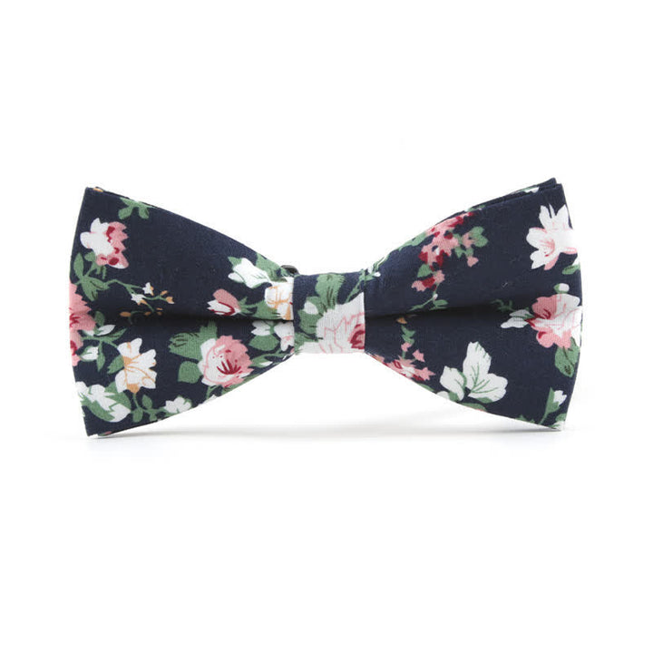 Papillon floreale con foglie di rosa tinto da uomo