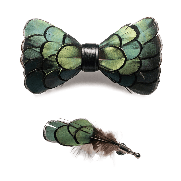 Papillon classico con piume verde oliva scuro per bambini con spilla da bavero - image 4