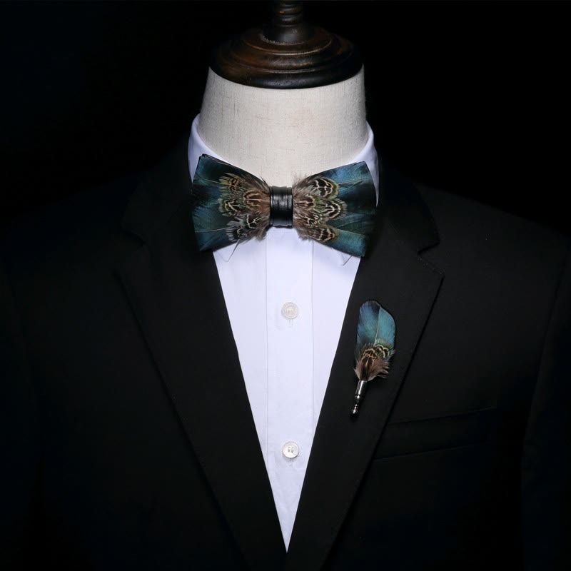 Papillon vintage con piume verde e marrone con spilla da bavero