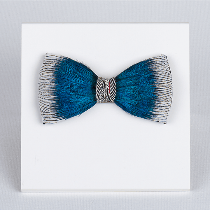 Papillon con piume blu pavone e oceano