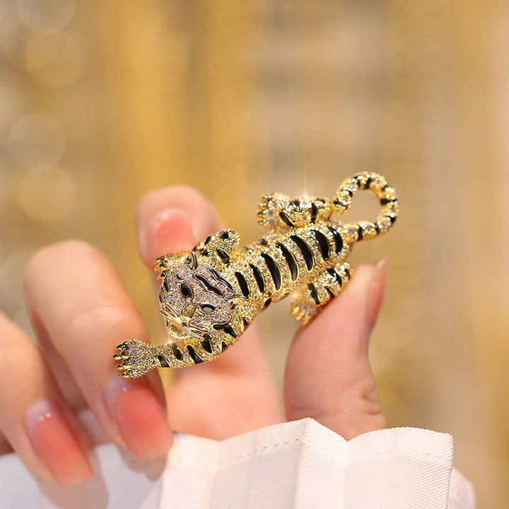 Spilla da uomo con tigre rampicante sensuale