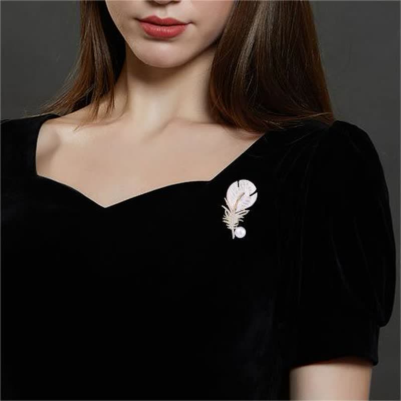 Spilla con piuma e conchiglia di perle da donna