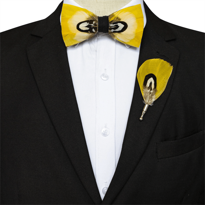 Papillon con piume di pappagallo giallo per bambini con spilla da bavero