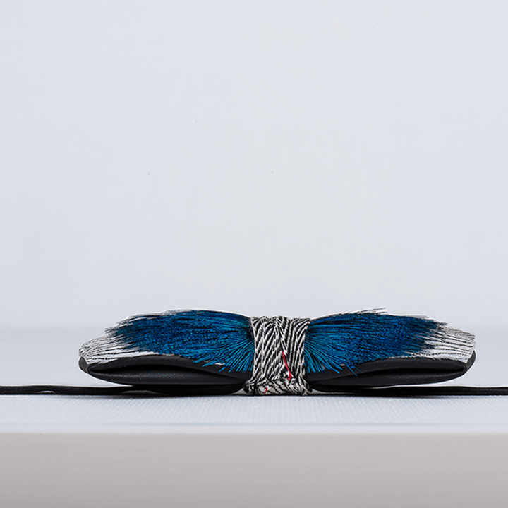 Papillon con piume blu pavone e oceano