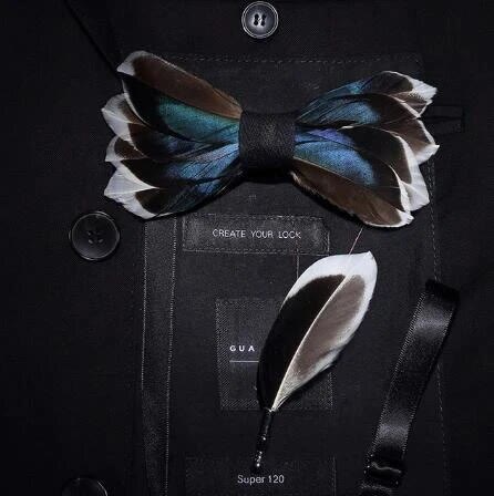 Papillon con piume grazioso blu scuro e marrone con spilla da bavero