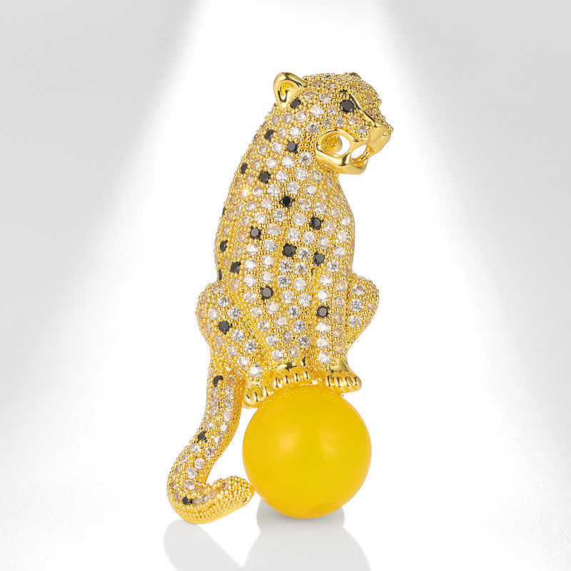 Spilla da uomo con leopardo seduto sulla perla - Giallo - image 7