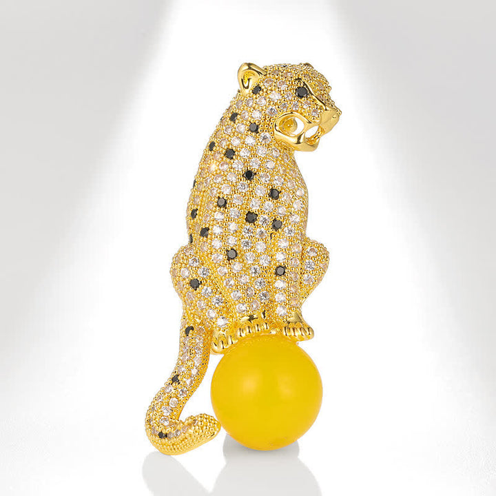 Spilla da uomo con leopardo seduto sulla perla - Giallo - image 7