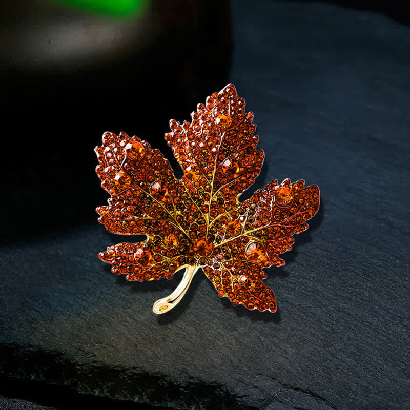 Spilla da donna a forma di foglia d'acero con cristalli e strass