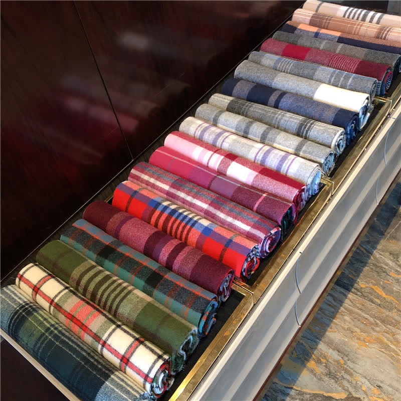 Sciarpa scozzese calda e grande unisex in agnello di Edimburgo - image 5