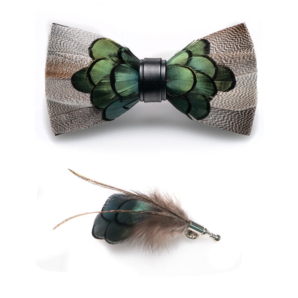 Papillon con piume grigio e verde foresta con spilla da bavero