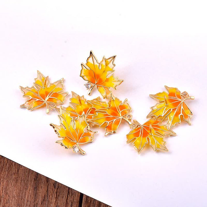 Spilla da donna con foglia d'acero dorata autunnale