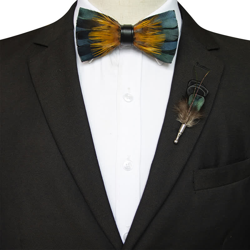Papillon con piume di martin pescatore verde foresta e giallo con spilla da bavero
