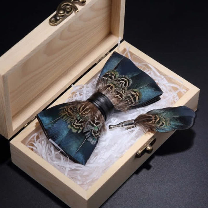 Papillon vintage con piume verde e marrone con spilla da bavero