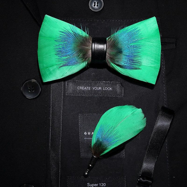 Papillon con piume blu e verde con spilla da bavero - Adulto - image 0
