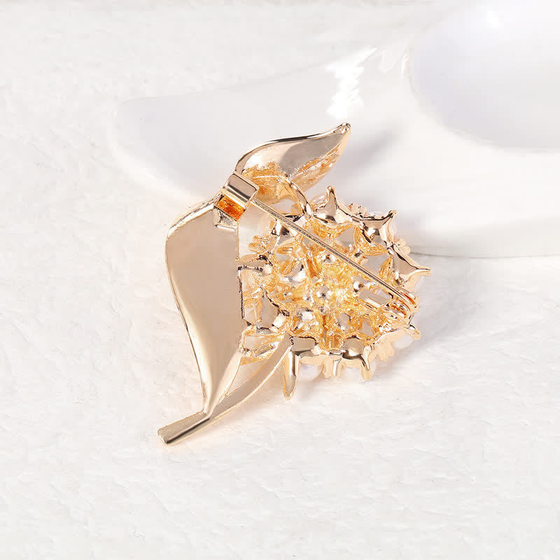 Spilla da donna con perle e fiori freschi