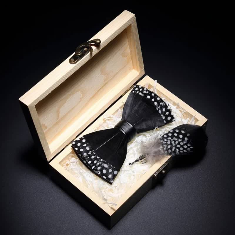 Papillon nero a pois con piume e spilla da bavero