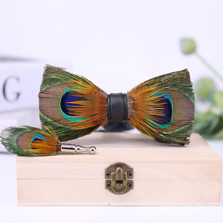 Papillon con piume di pavone verde e spilla da bavero