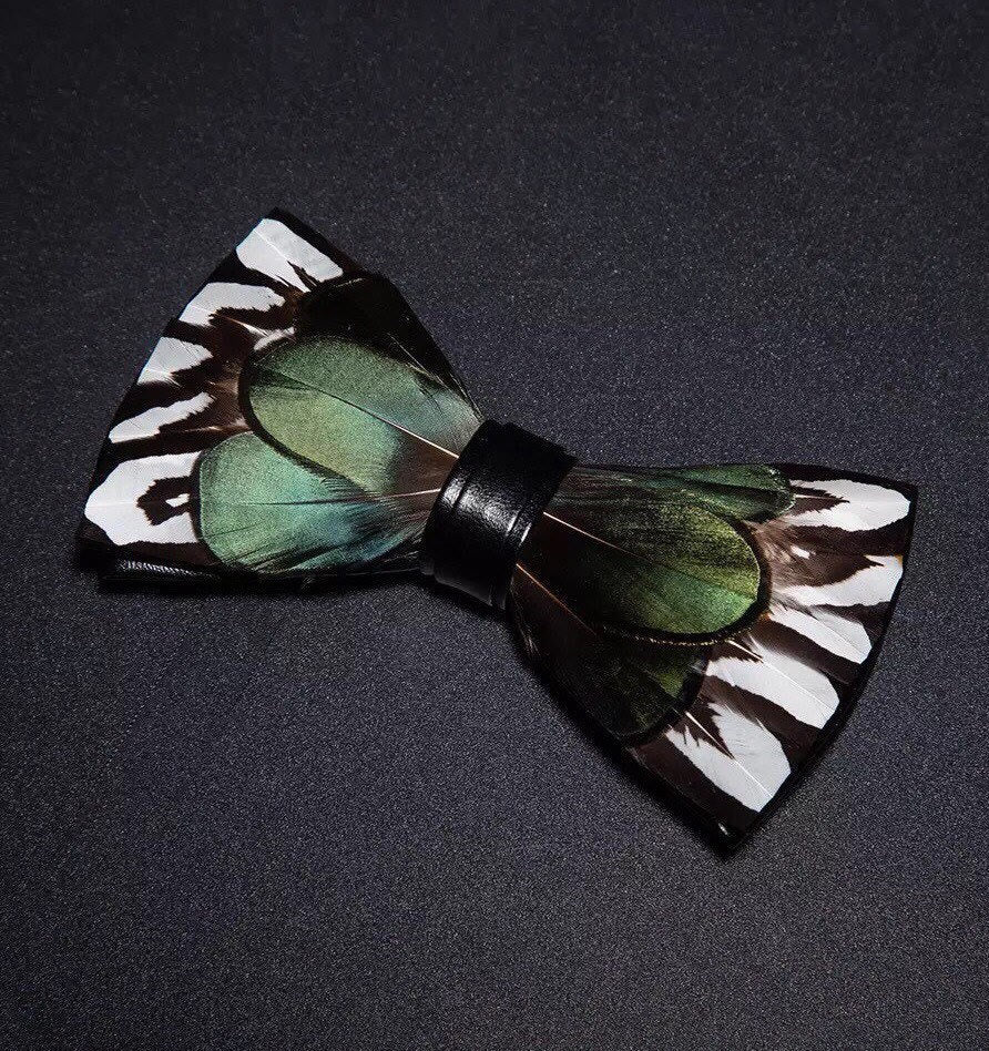 Papillon con piume verde foresta e bianco con spilla da bavero