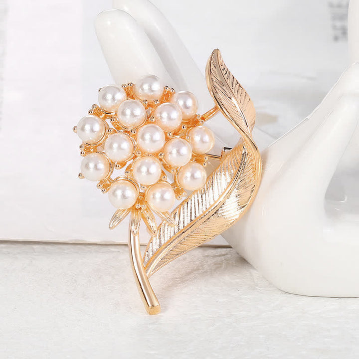 Spilla da donna con perle e fiori freschi