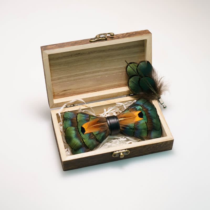 Papillon con piume verde smeraldo e oro con spilla da bavero