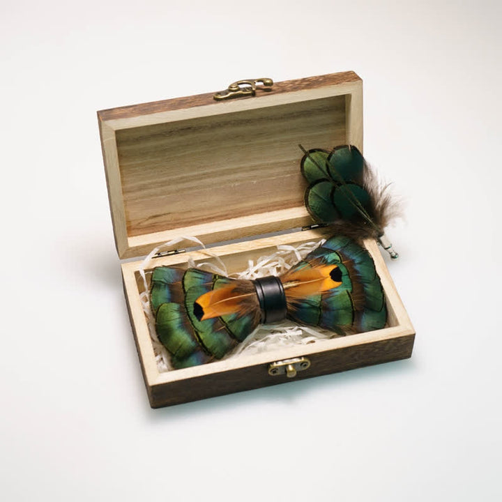 Papillon con piume verde smeraldo e oro con spilla da bavero
