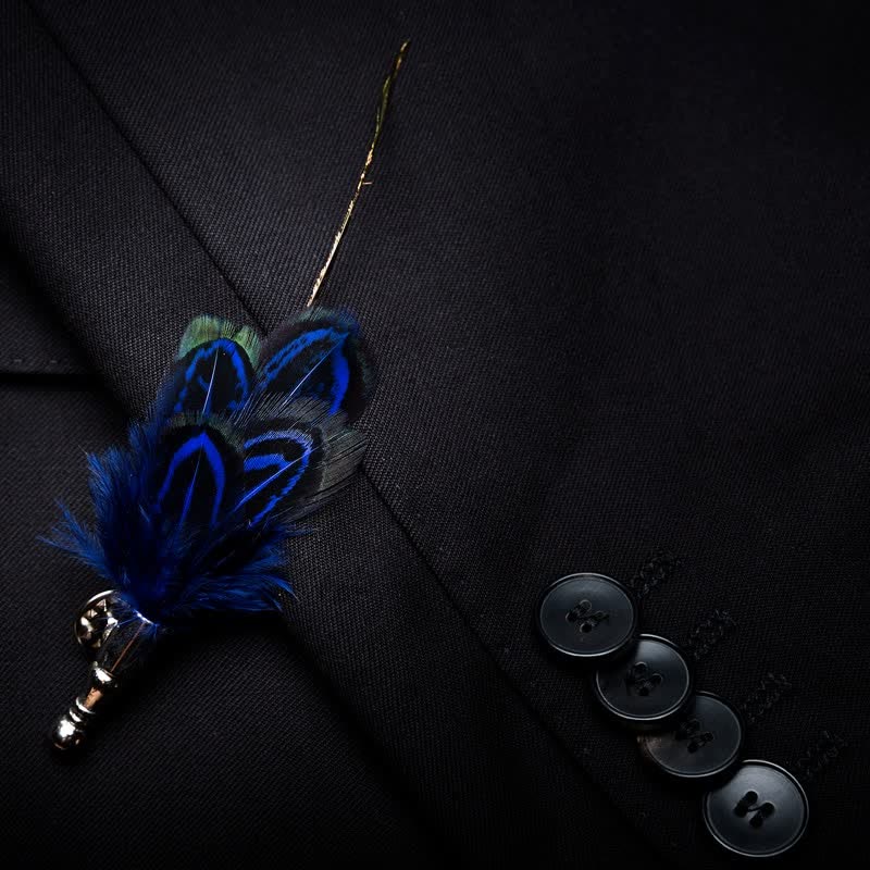 Papillon con piume vivaci a pois bianchi blu scuro con spilla da bavero