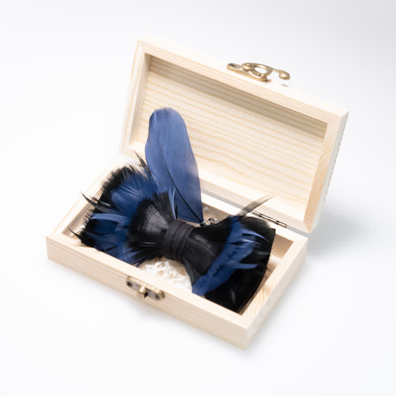 Papillon con piume blu notte e nere con spilla da bavero