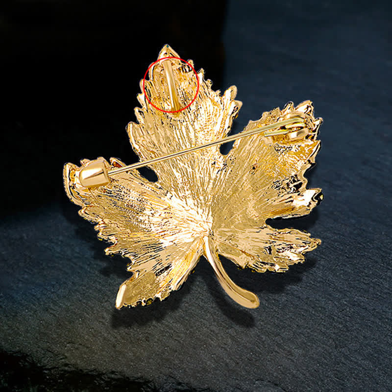 Spilla da donna a forma di foglia d'acero con cristalli e strass