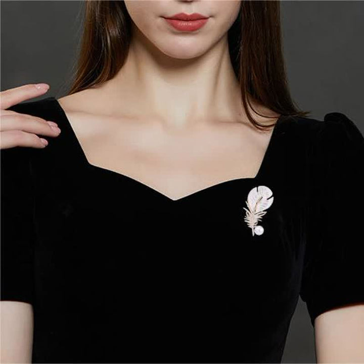 Spilla con piuma e conchiglia di perle da donna