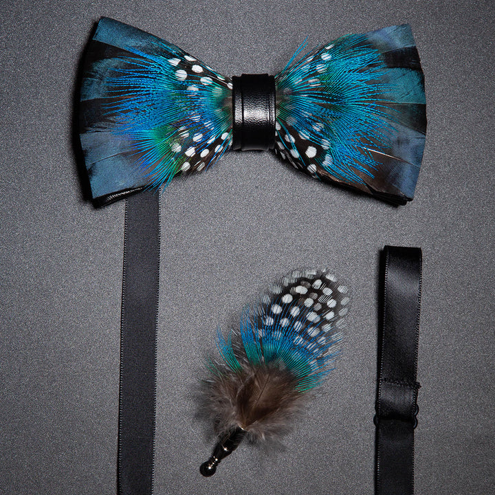 Papillon con piume di pavone blu e nere con spilla da bavero