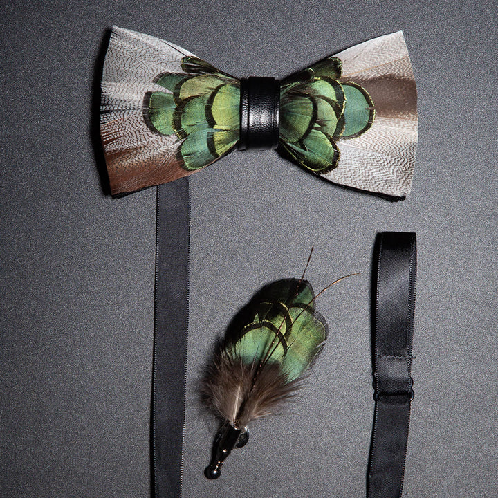 Papillon con piume grigio e verde foresta con spilla da bavero