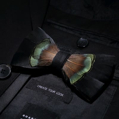 Papillon con piume primaverili verdi e marroni con spilla da bavero