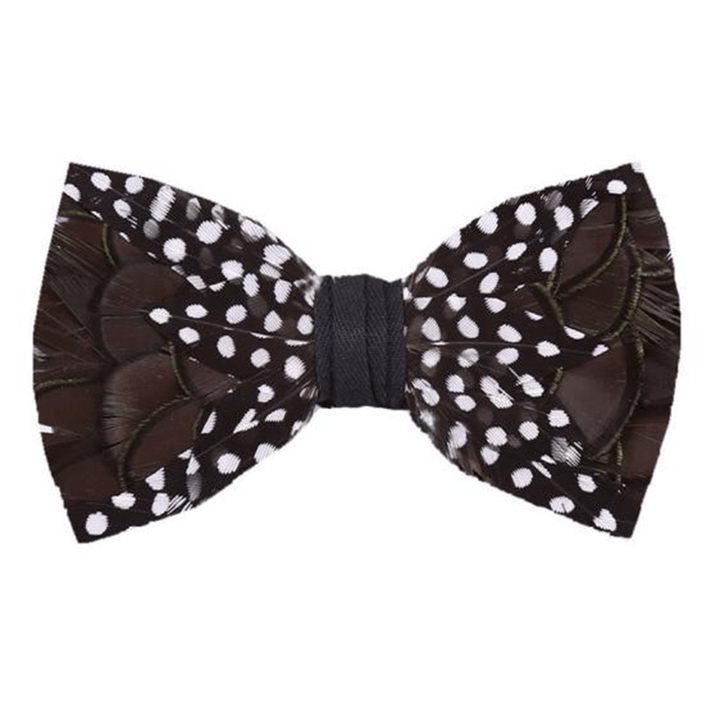 Papillon SaddleBrown & White Guinea Feather con spilla da bavero