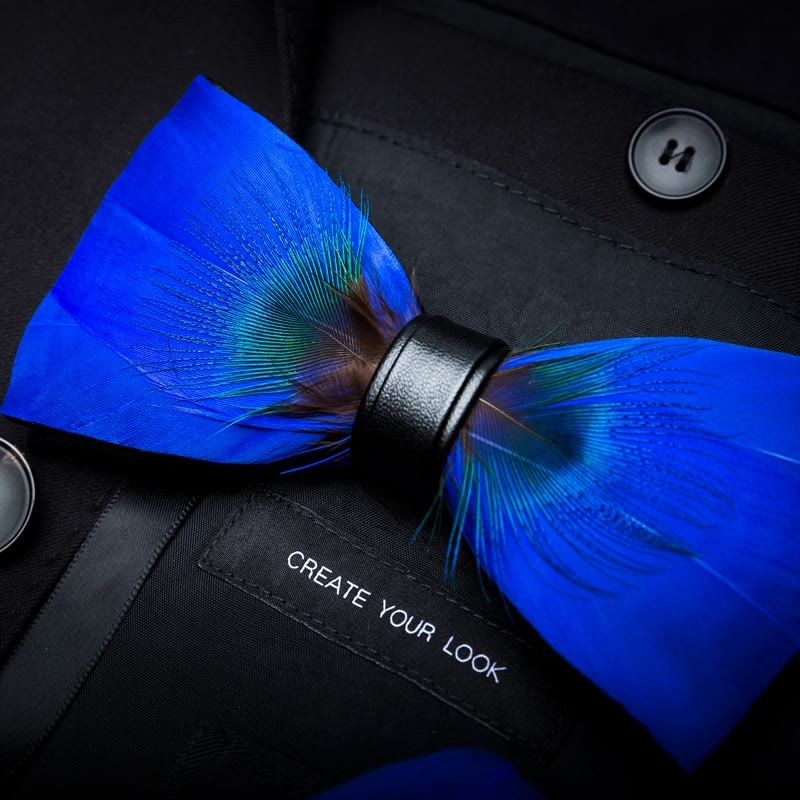 Papillon con piume di pavone blu Oxford con spilla da bavero