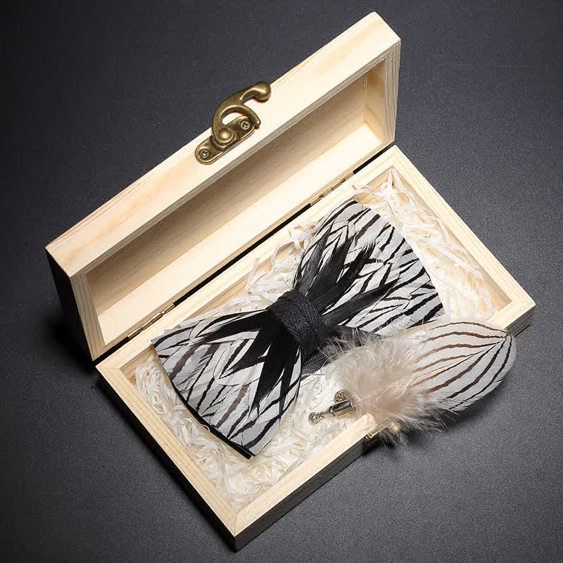 Papillon con piume a strisce zebrate in bianco e nero con spilla da bavero - image 1