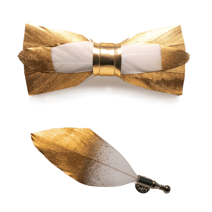Papillon con piume color caramello bianco e oro con spilla da bavero
