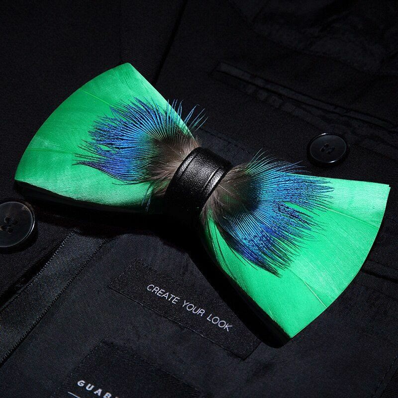 Papillon con piume blu e verde per bambini con spilla da bavero - image 1