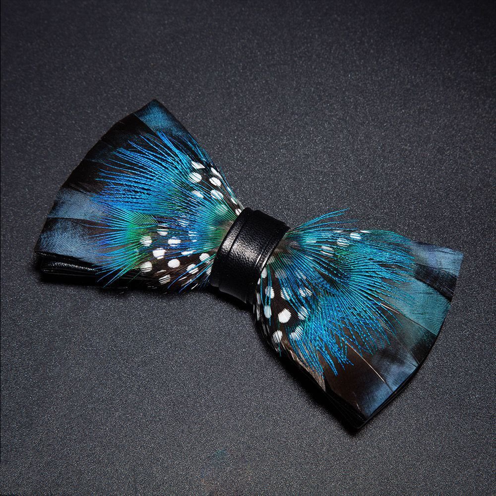 Papillon con piume di pavone blu e nere con spilla da bavero