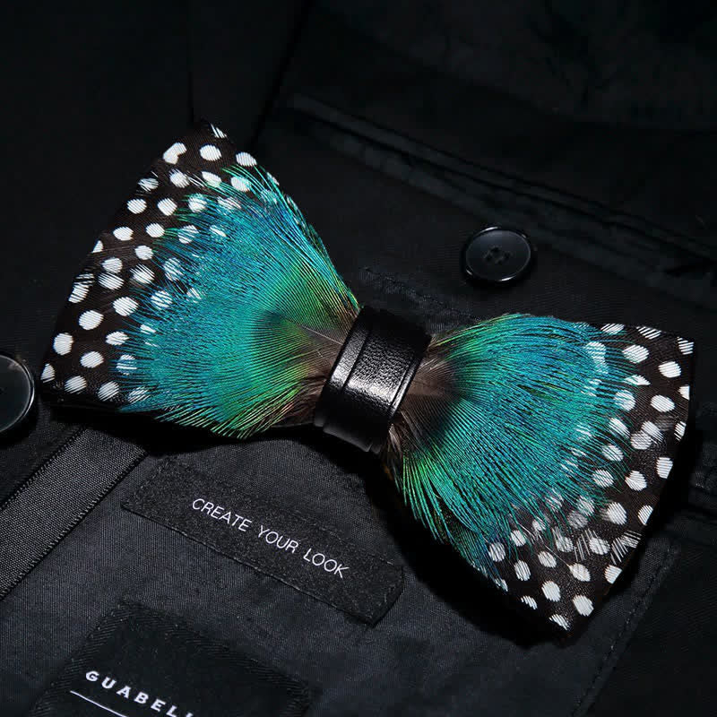 Papillon con piume a pois ciano e bianco con spilla da bavero