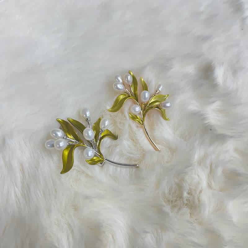 Spilla da donna con ramo d'ulivo in perle naturali