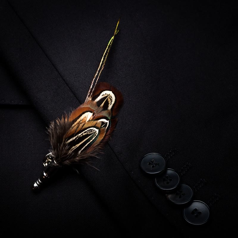 Papillon con piume di fagiano marrone e spilla da bavero - image 2