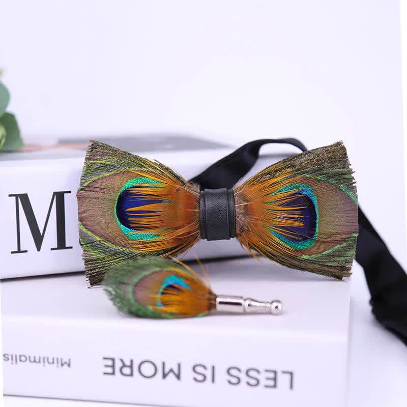 Papillon con piume di pavone verde e spilla da bavero