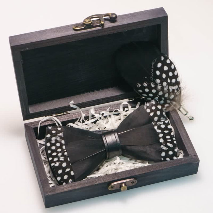 Papillon nero a pois con piume e spilla da bavero