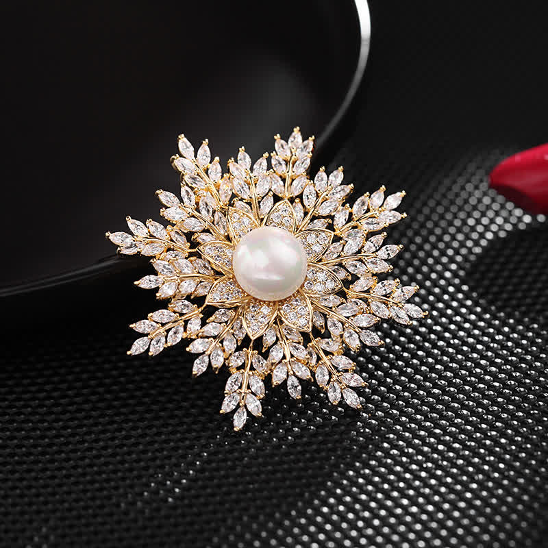 Spilla da donna con fiore di perle e fiocco di neve
