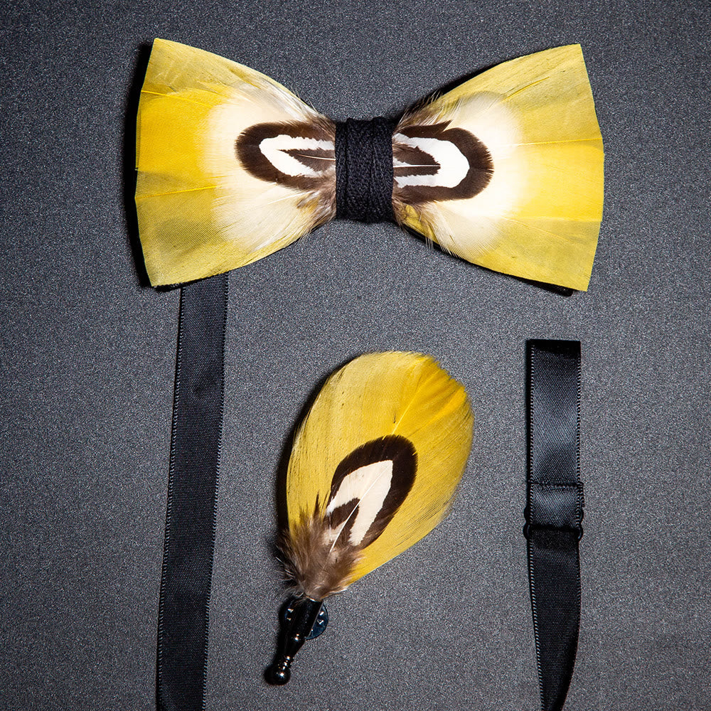 Papillon con piume di pappagallo giallo per bambini con spilla da bavero