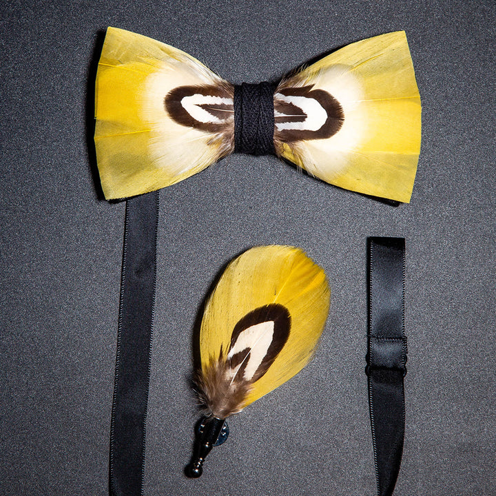Papillon con piume di pappagallo giallo per bambini con spilla da bavero