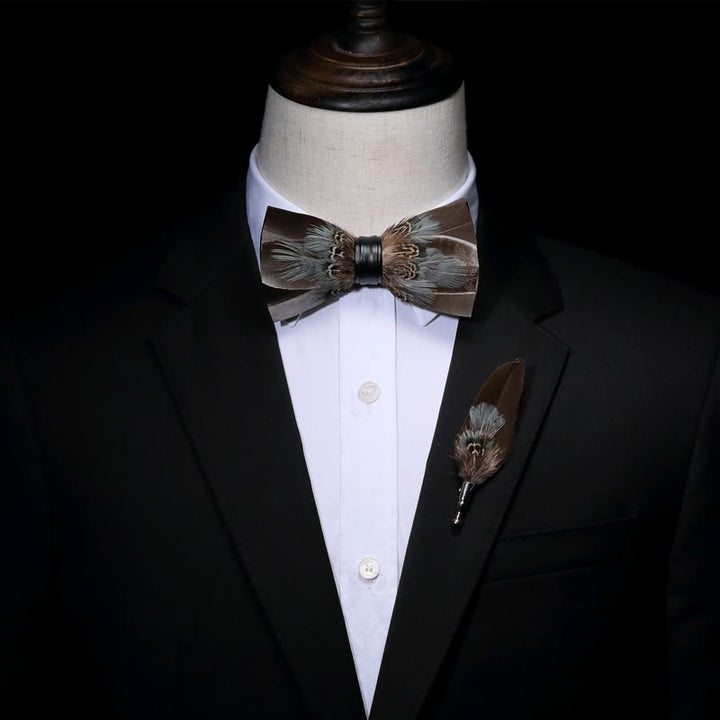 Papillon rustico marrone con piume per bambini con spilla da bavero