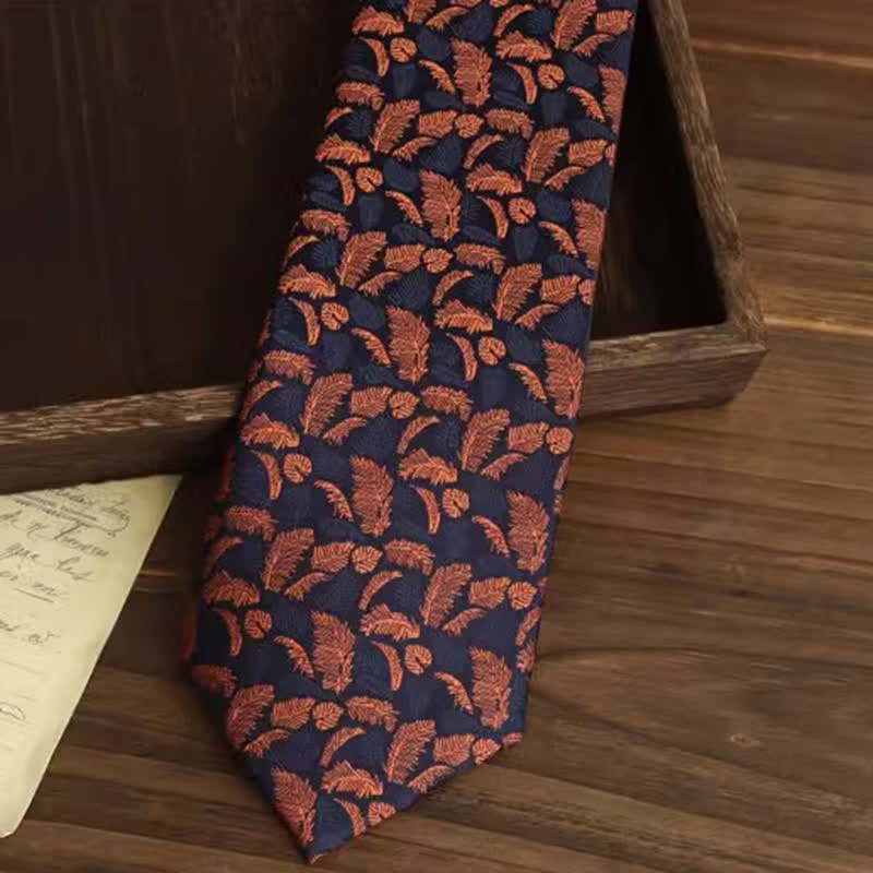 Cravatta da uomo con stampe di piume arancioni e blu navy
