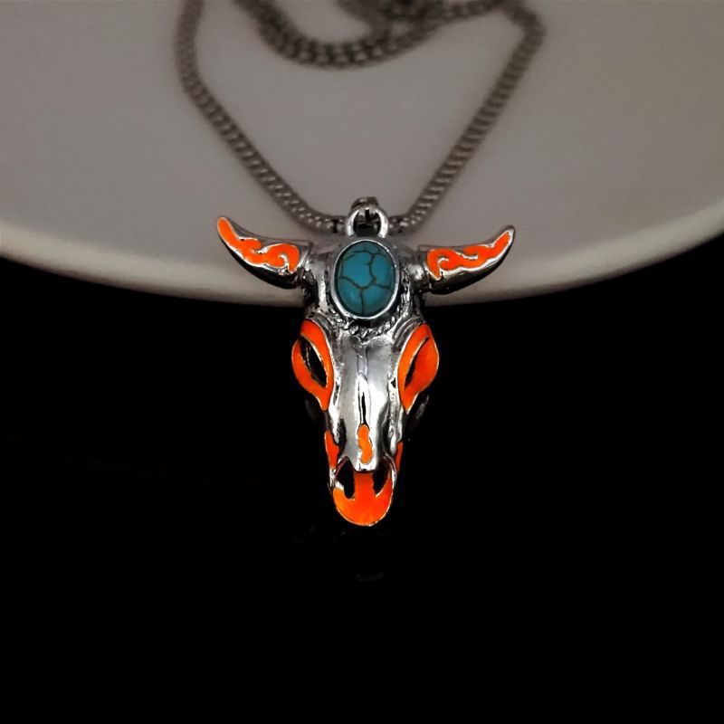 Collana da uomo vintage western con teschio di toro fosforescente - Arancia - image 6